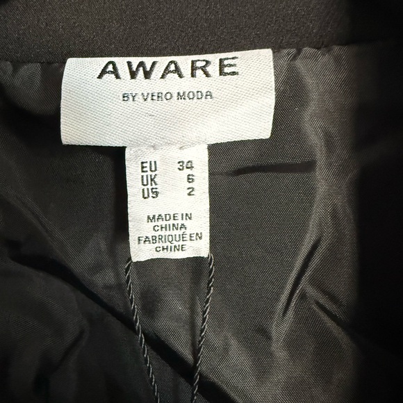 AWARE by VERO MODA Aria Black Cropped Blazer w/ Open Back - NEW w/ TAGS - Picture 3 of 5